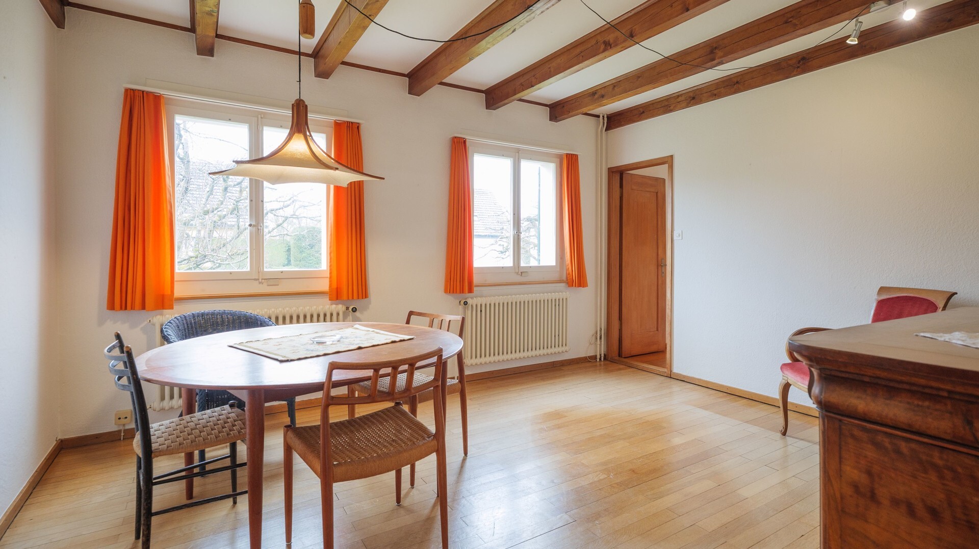 Detached 5.5-room house with charming garden and lots of potential - 4