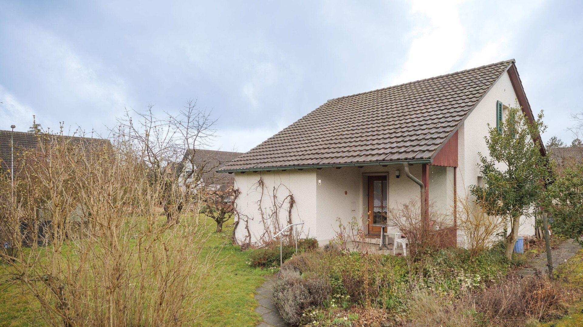 Detached 5.5-room house with charming garden and lots of potential - 1
