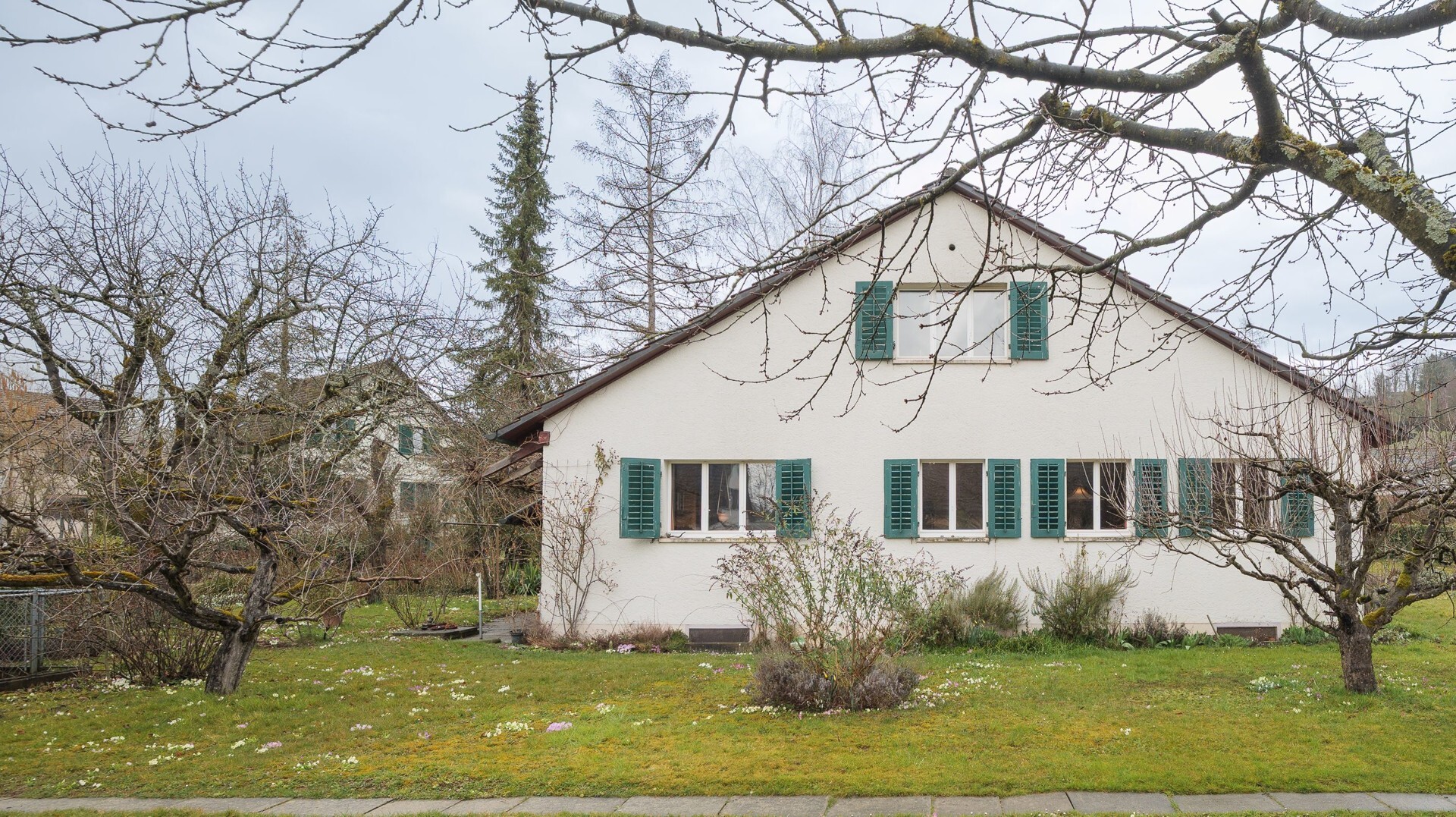 Detached 5.5-room house with charming garden and lots of potential - 0