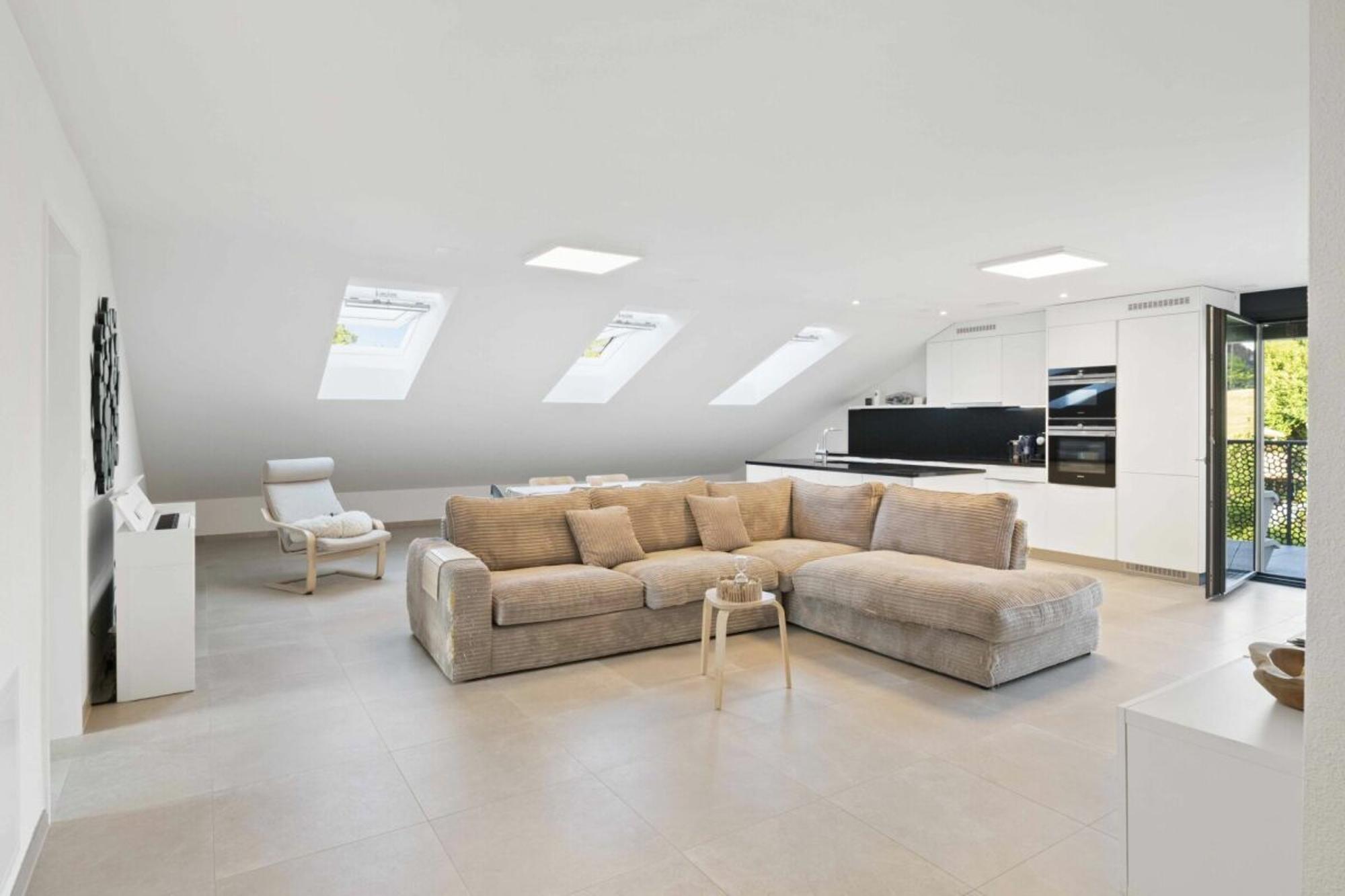 Comfort, class and charm: 5.5-room rooftop maisonette in Ottenbach - 2