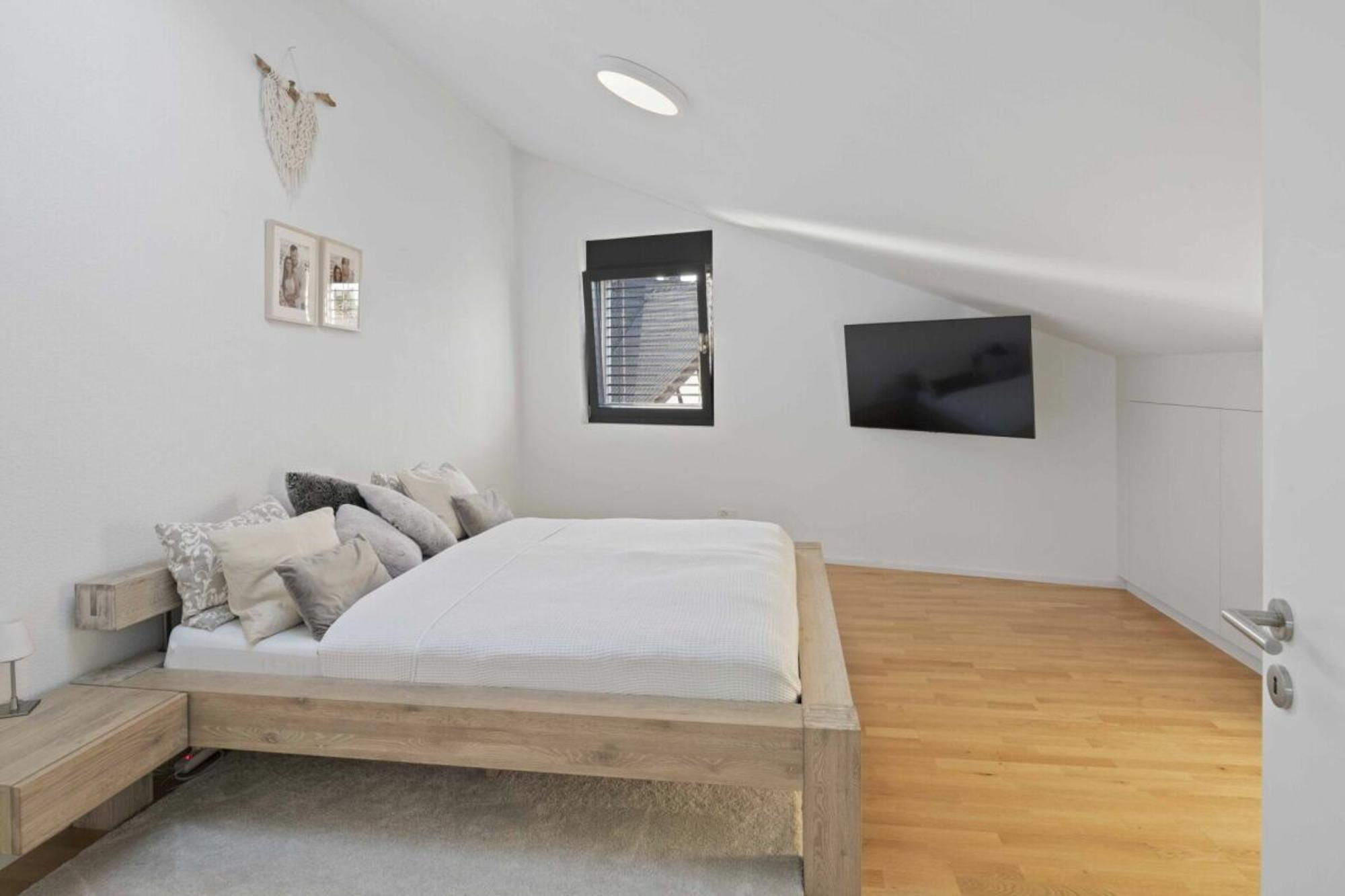 Comfort, class and charm: 5.5-room rooftop maisonette in Ottenbach - 5