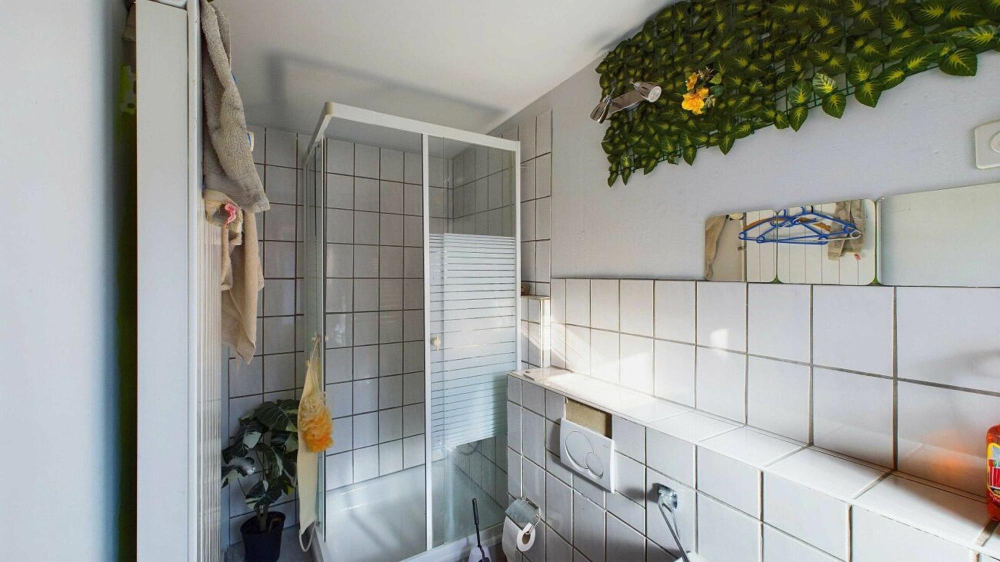 Charming Detached Home with Guest Apartment and Great Potential - 9