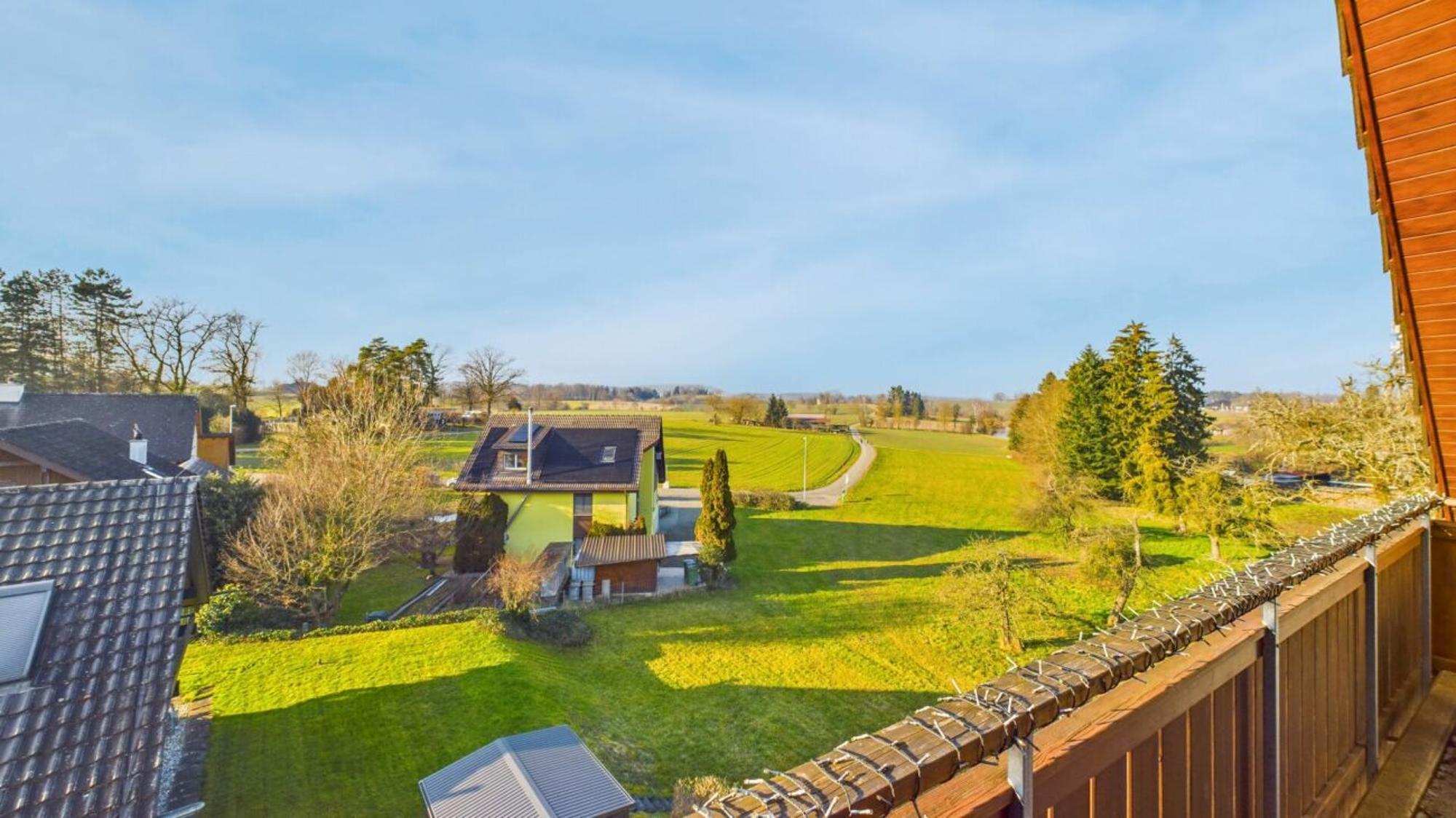 Stylish living with unobstructed views in Oberglatt - 0