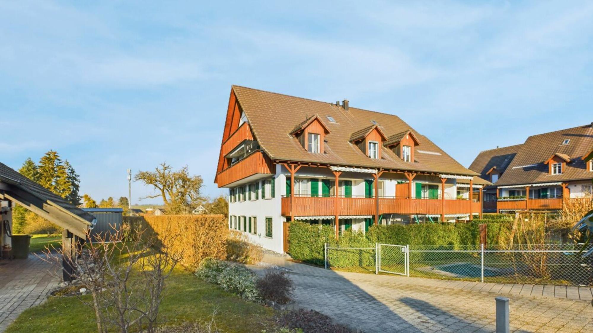 Stylish living with unobstructed views in Oberglatt - 1