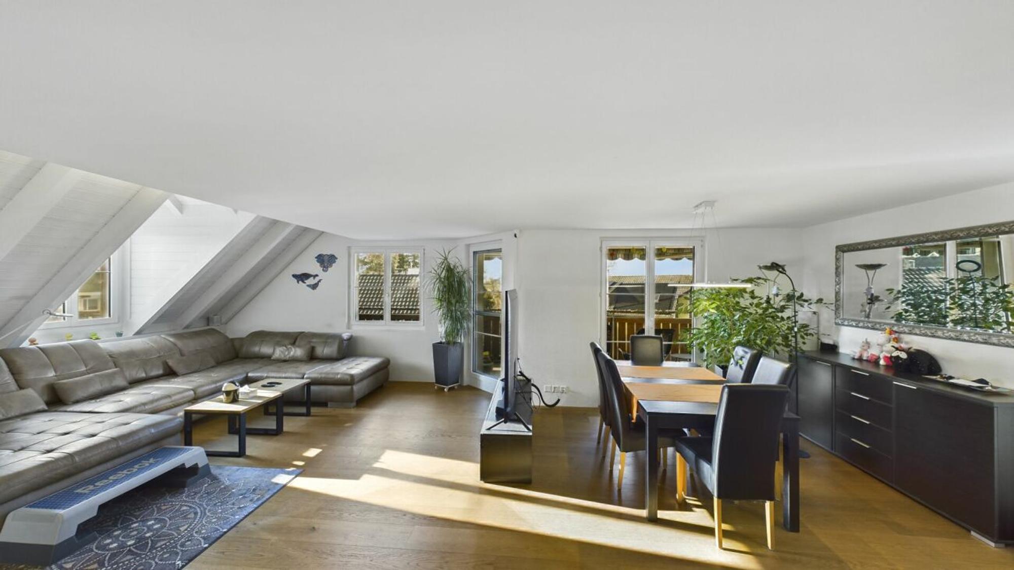 Stylish living with unobstructed views in Oberglatt - 2