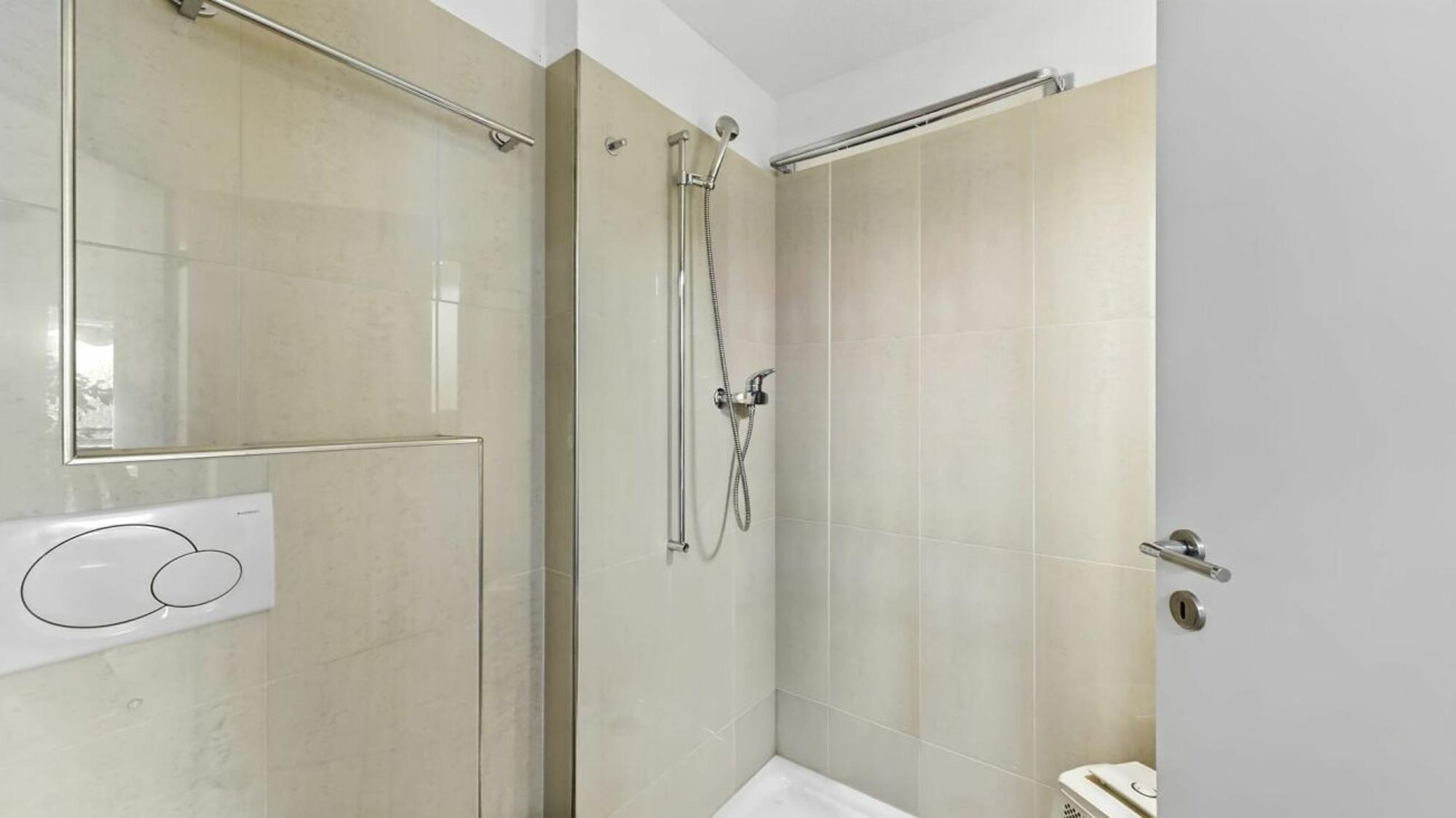 Stylish living with unobstructed views in Oberglatt - 11