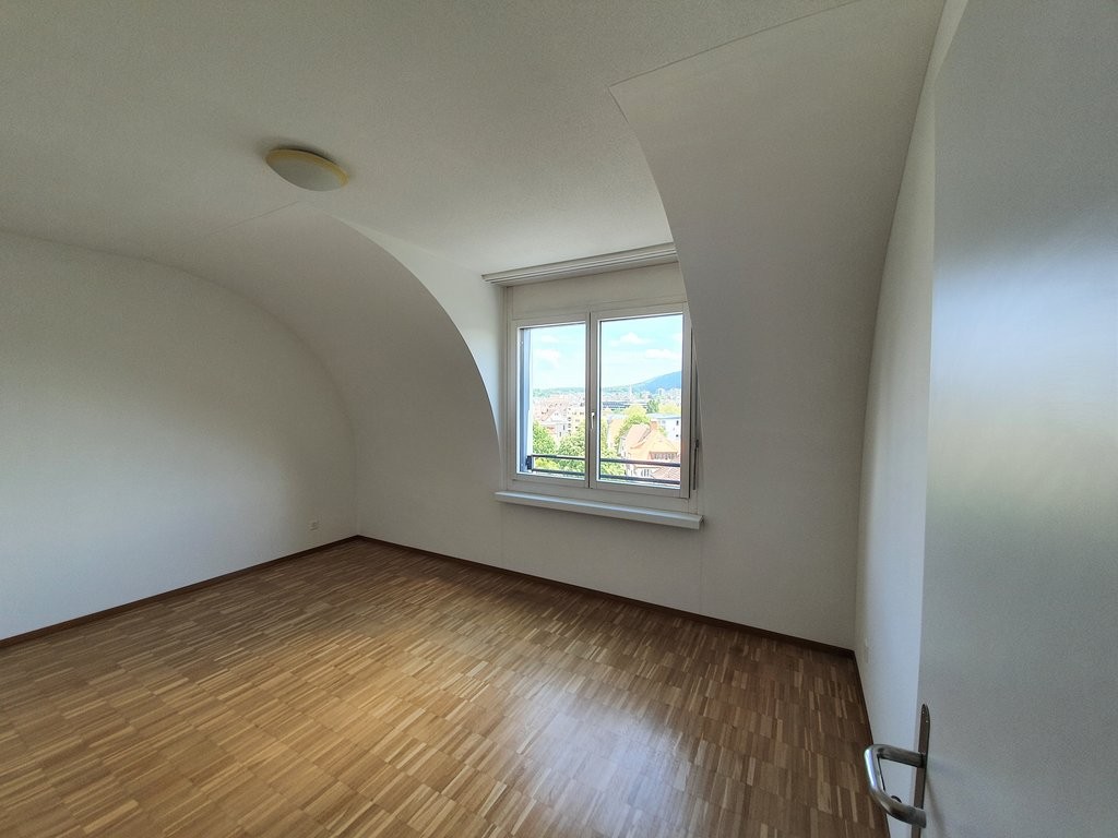 Ein glücklicher Wohnungsstart über den Dächern - 3