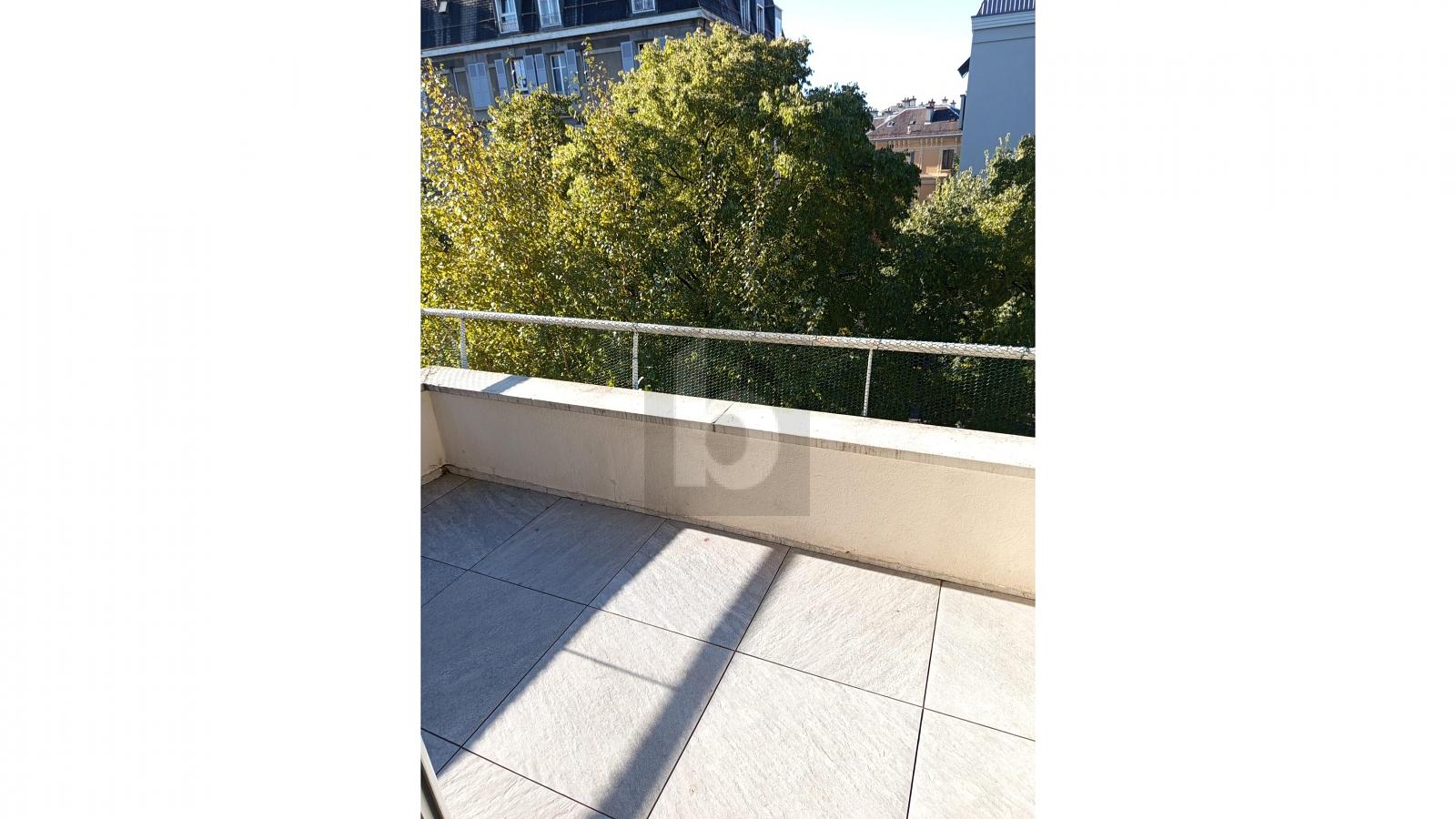 SOUS-GARE AVEC BALCON - 0