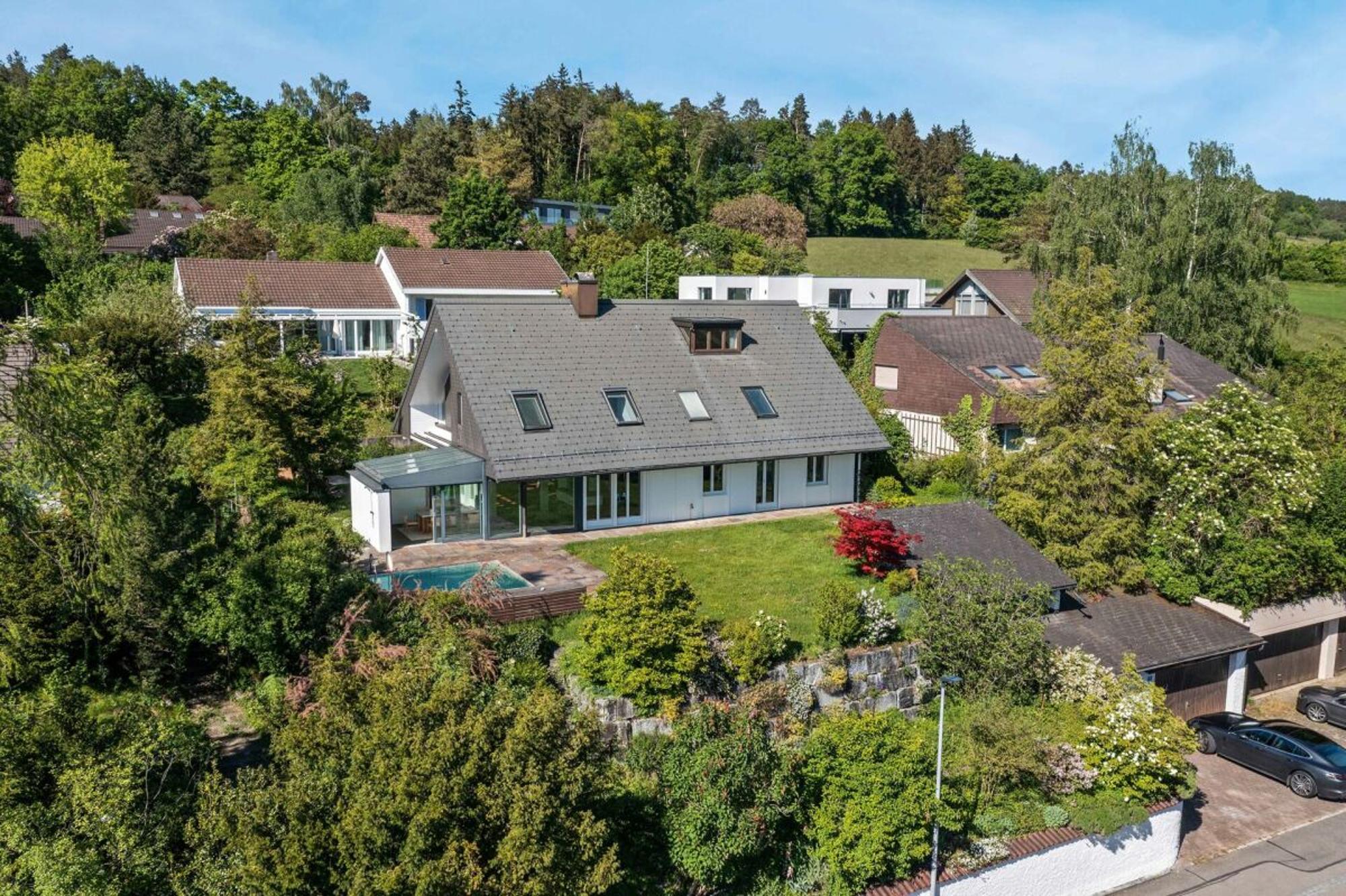 Pool, garden and far-reaching views: family home in a prime location - 0