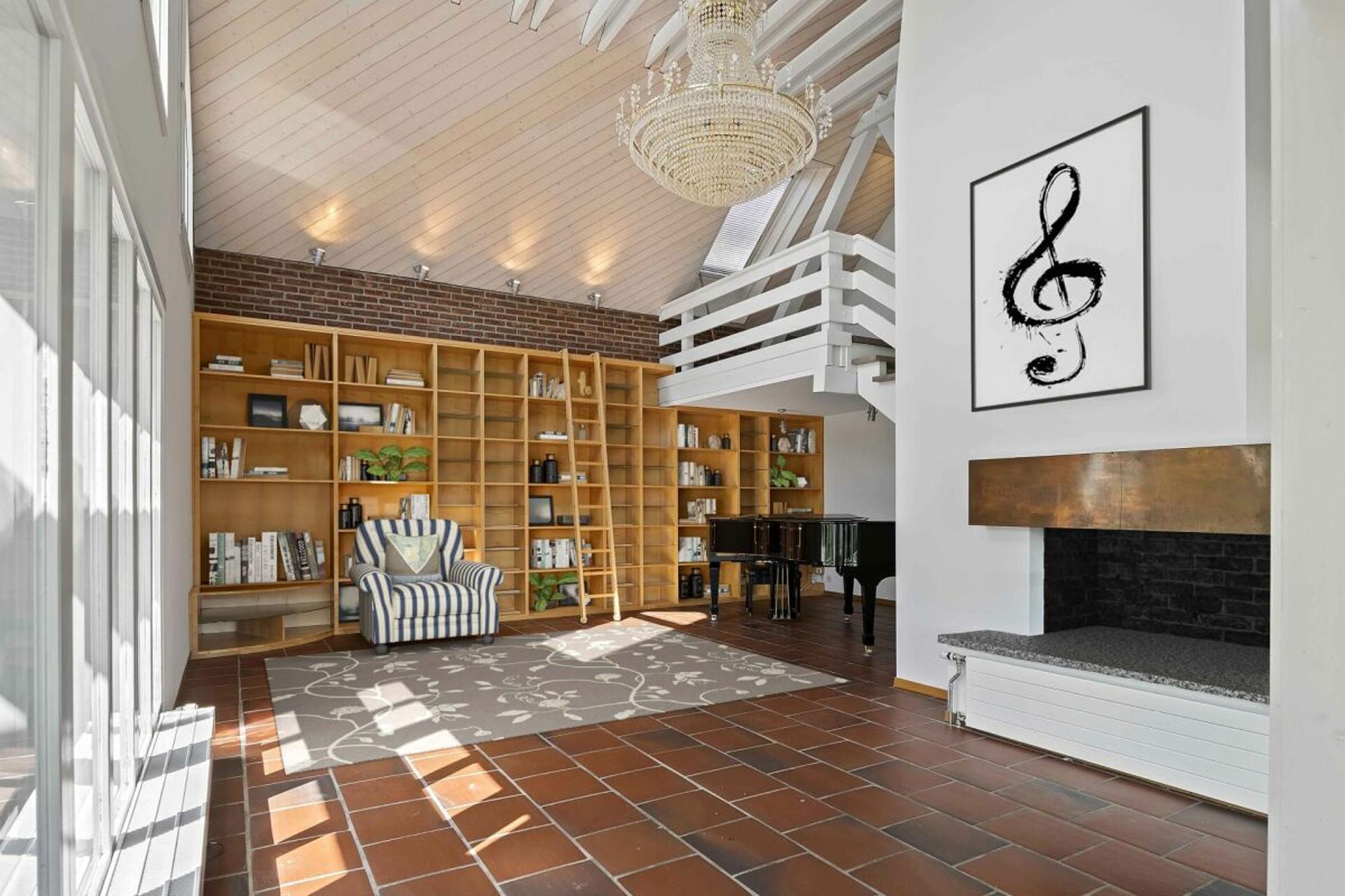 Pool, garden and far-reaching views: family home in a prime location - 1