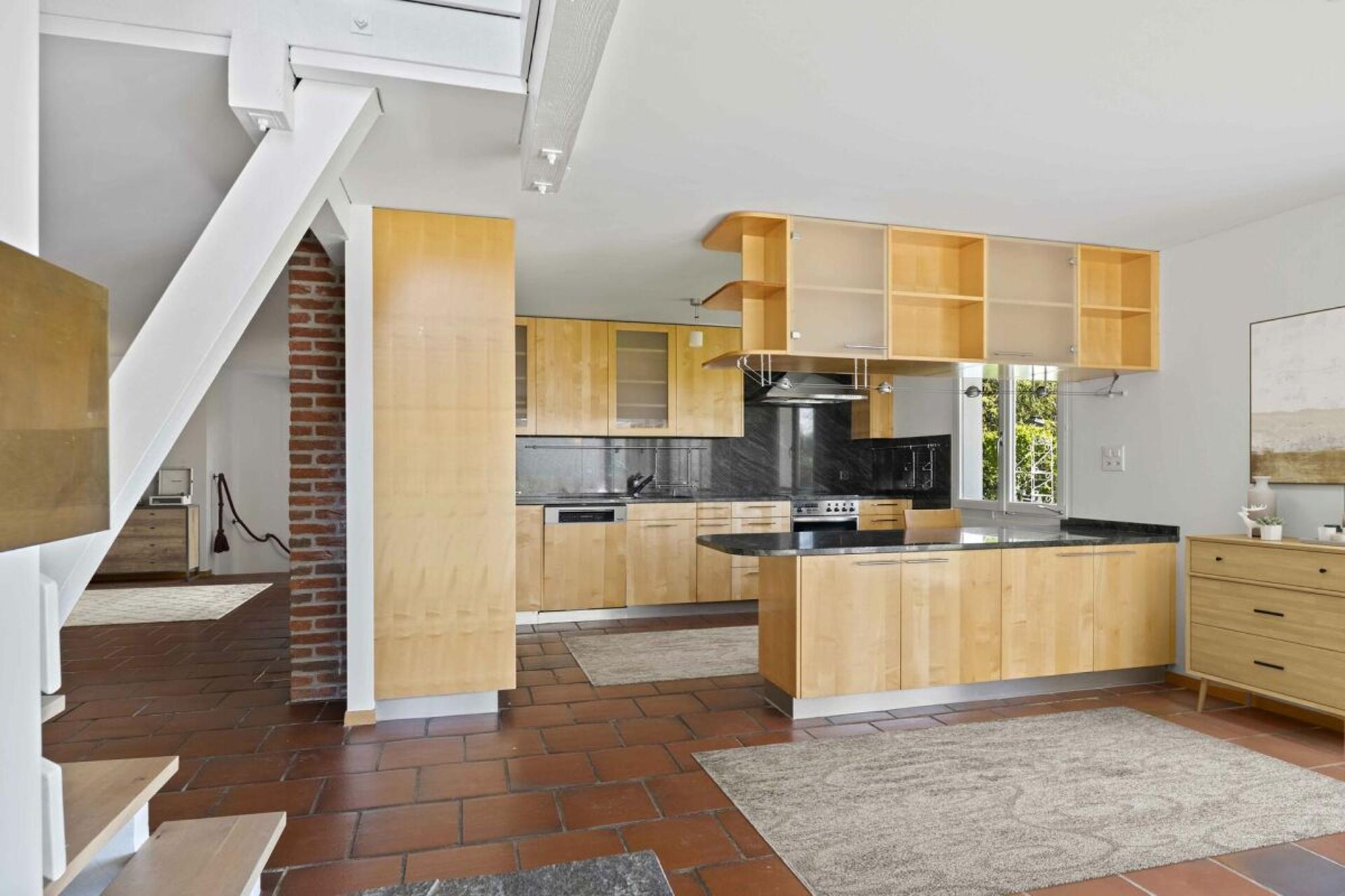 Pool, garden and far-reaching views: family home in a prime location - 2