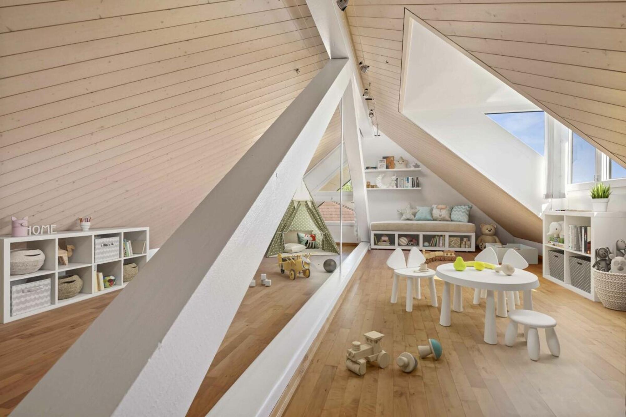 Pool, garden and far-reaching views: family home in a prime location - 5