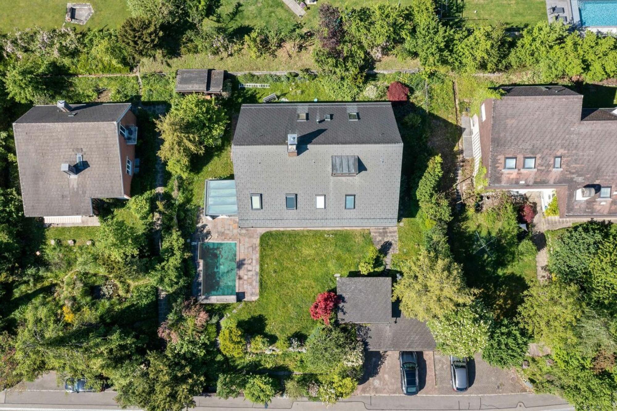 Pool, garden and far-reaching views: family home in a prime location - 9