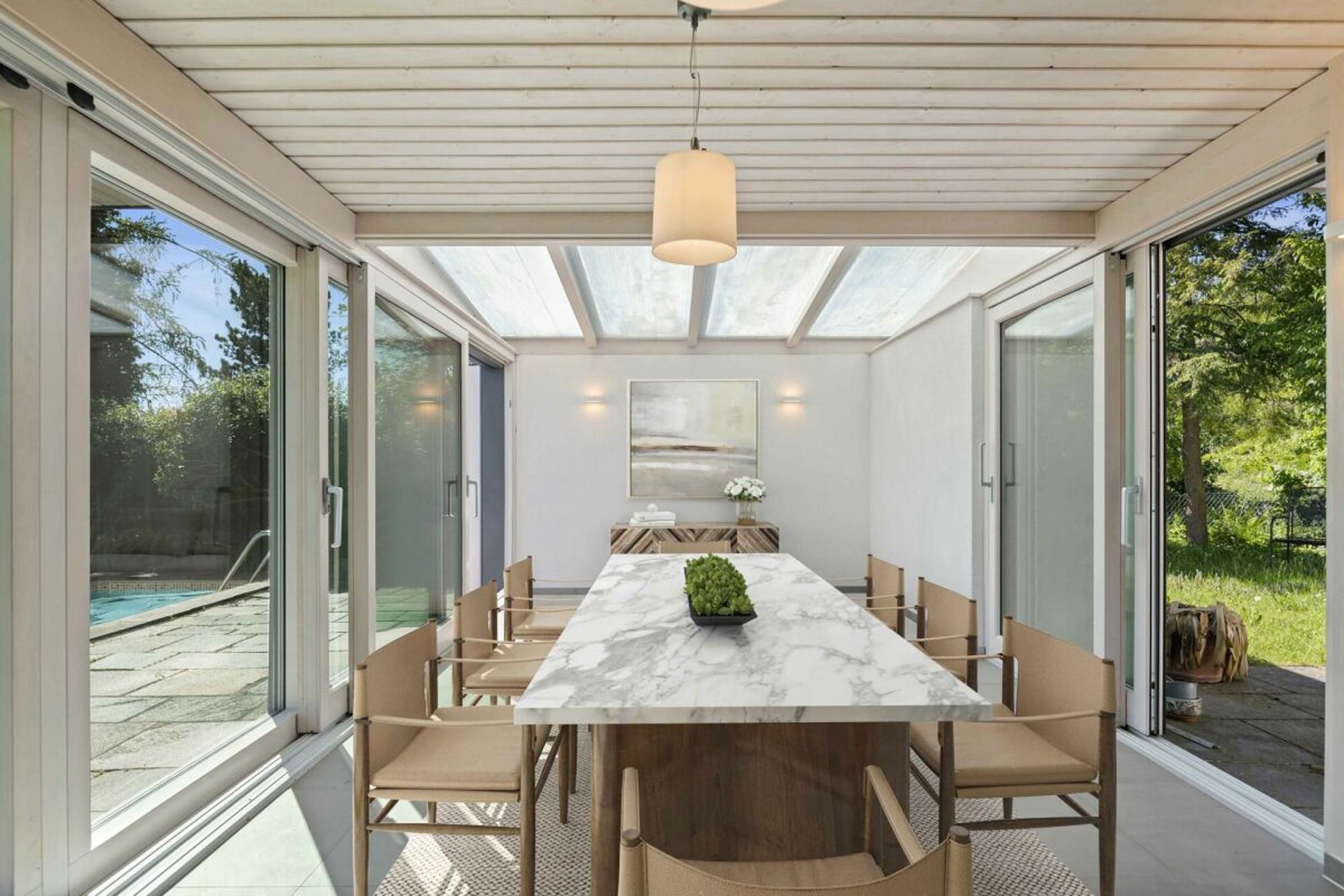 Pool, garden and far-reaching views: family home in a prime location - 10