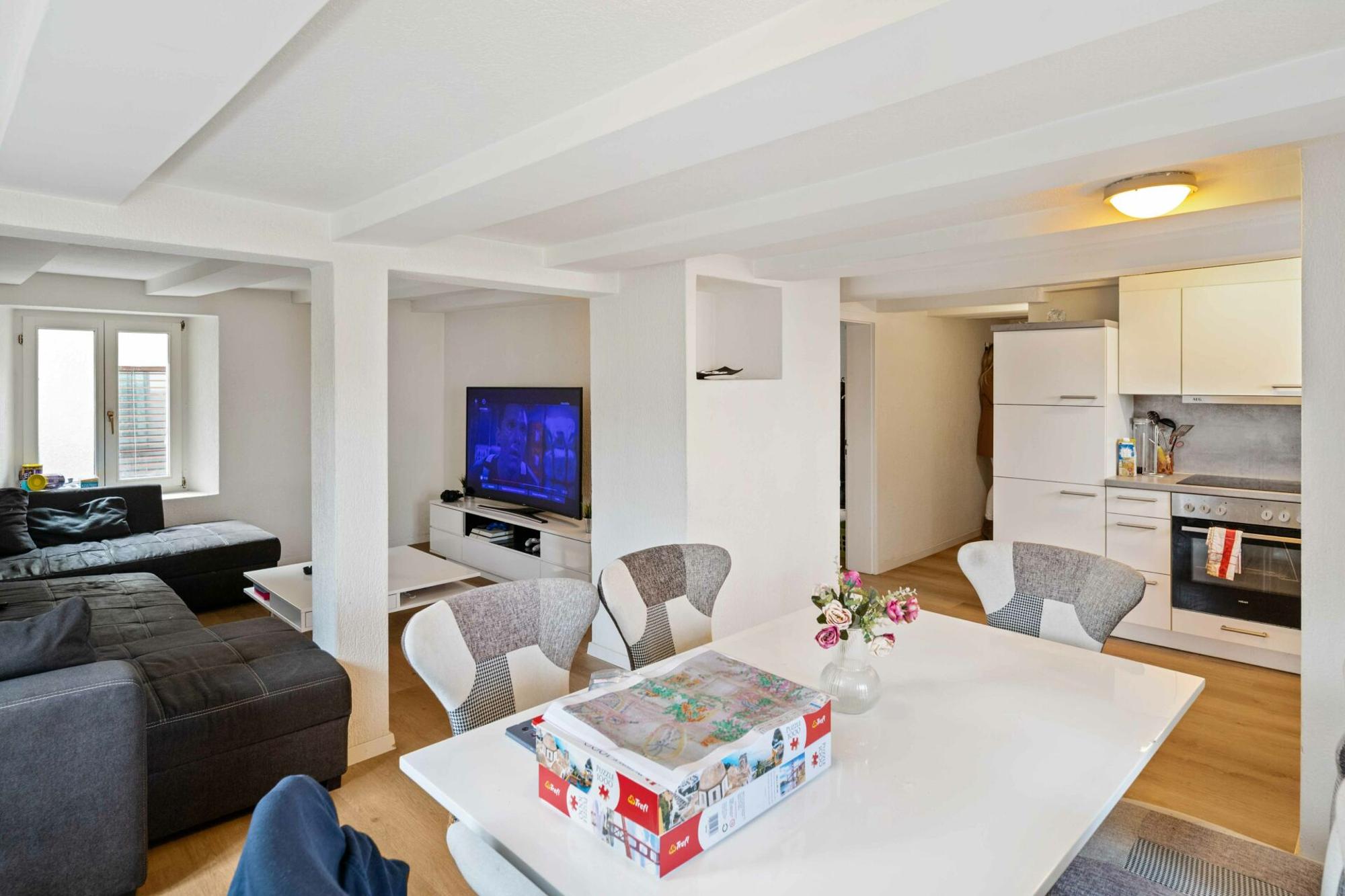 Profitable property in Aargau: Renovated apartment building with three apartments - 8