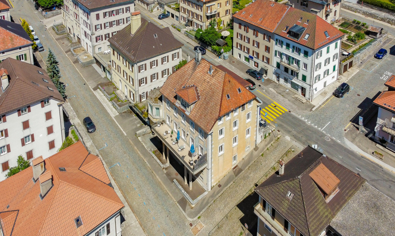 Prächtiges Geschäftsgebäude mit Gästezimmern, Bar und Kiosk - 0