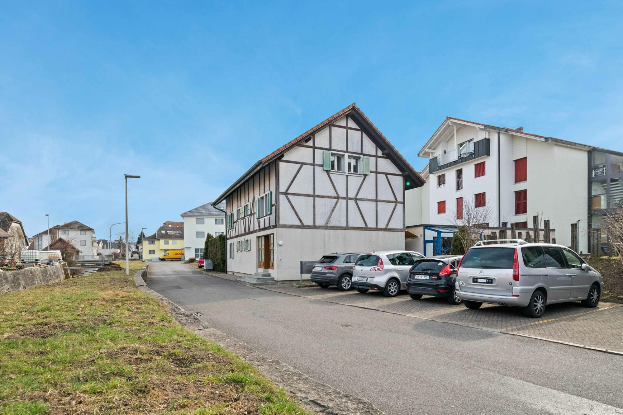 Profitable property in Aargau: Renovated apartment building with three apartments - 1