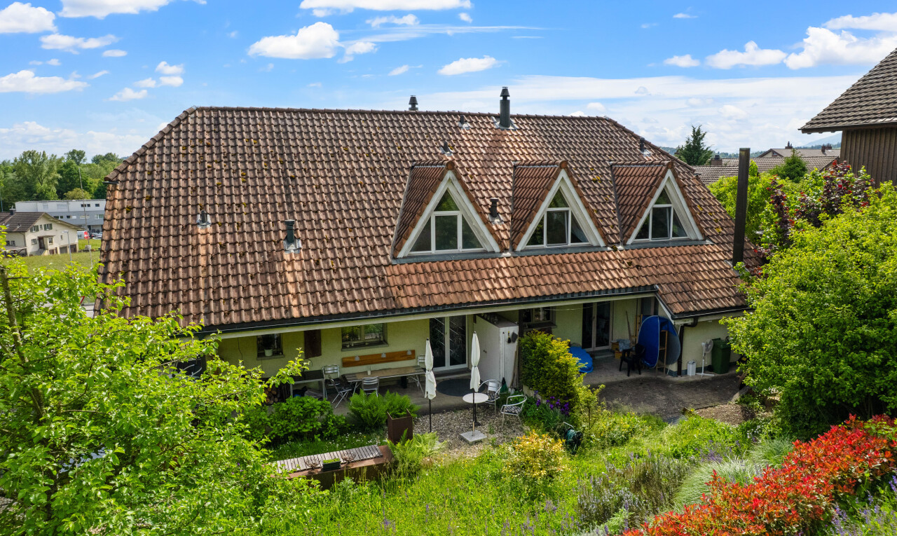 Two-Family House with Studio in a Central Location in Orpund near Biel - 1