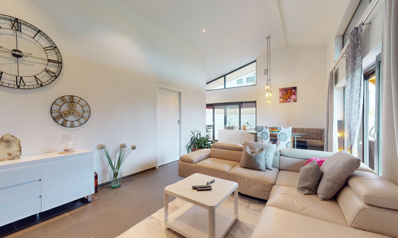 Modern house with garden and swimming pool in a green setting - 1