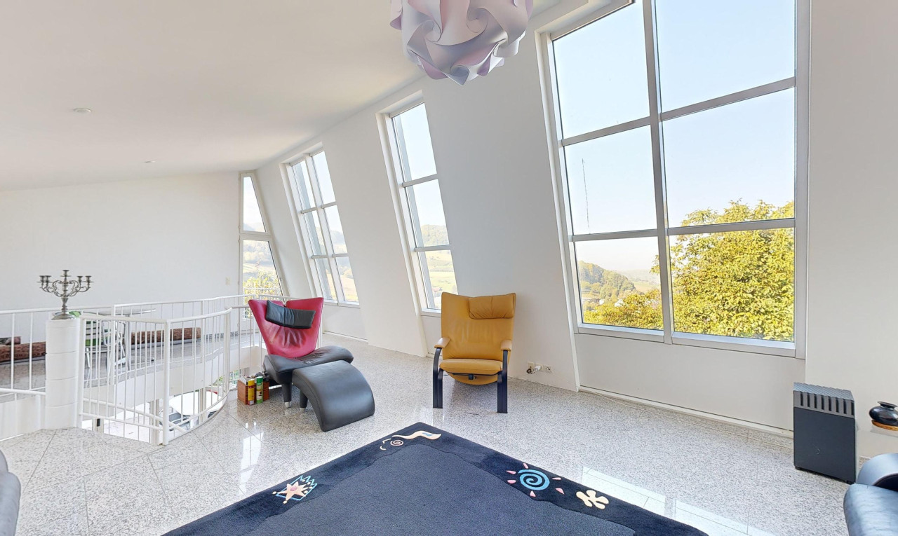 Einfamilienhaus mit ausgefallener Architektur und traumhaftem Ausblick - 0