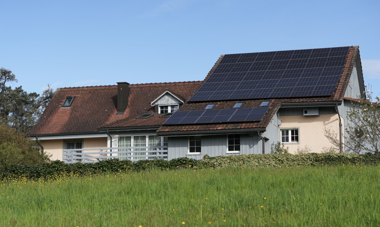 Alleinstehendes Landhaus mit viel Platz, grossem Atelier und viel Land - 0