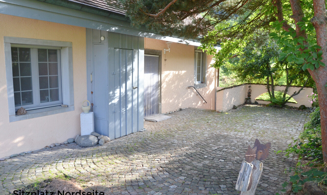 Alleinstehendes Landhaus mit viel Platz, grossem Atelier und viel Land - 1
