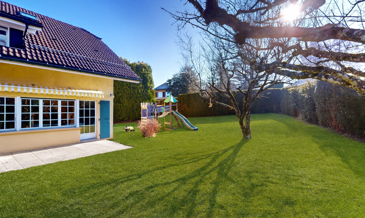 HELLE VILLA IN RUHIGER LAGE, ZWISCHEN NATUR UND LAUSANNE - 1