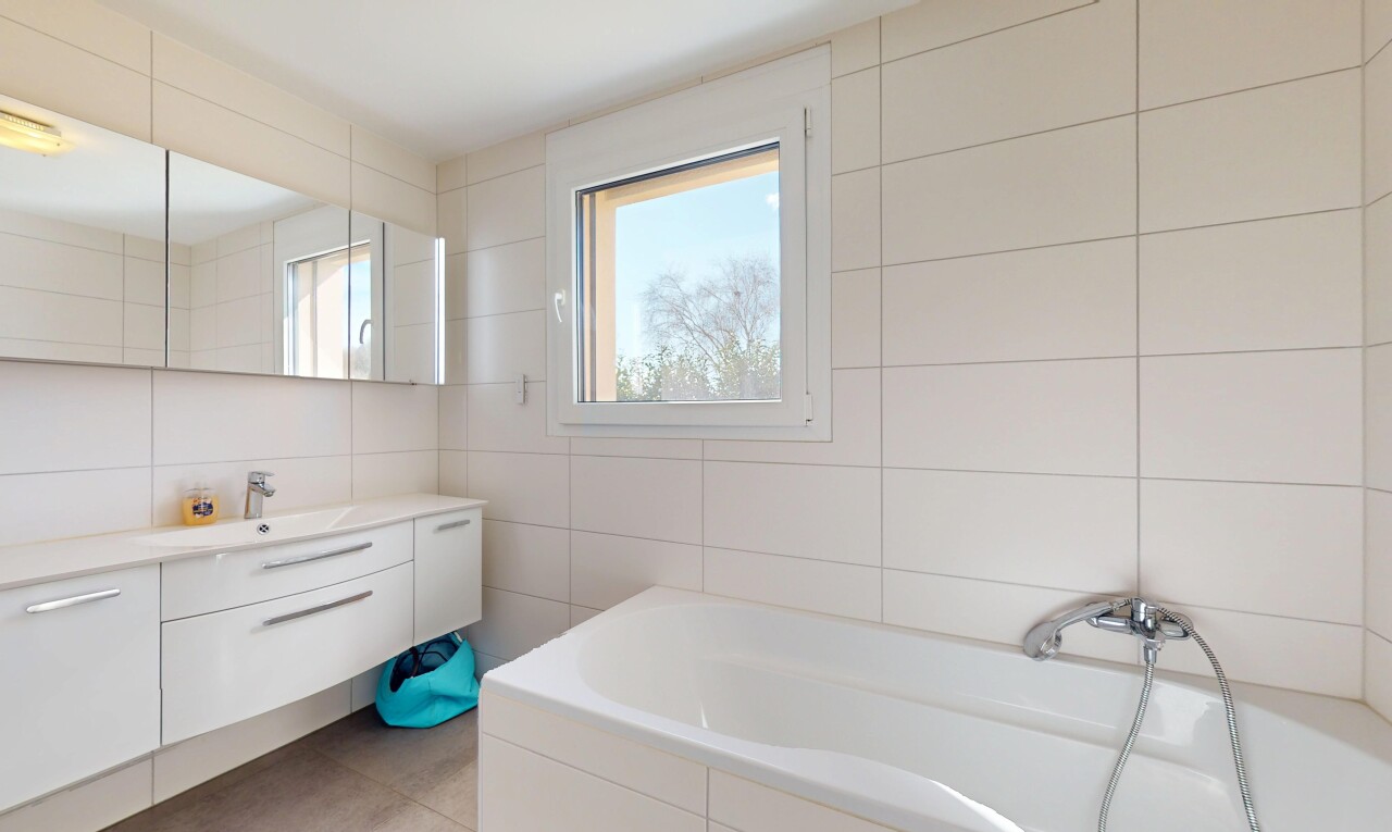 Moderne freistehende Villa mit Garten in einer ruhigen Gegend - 10