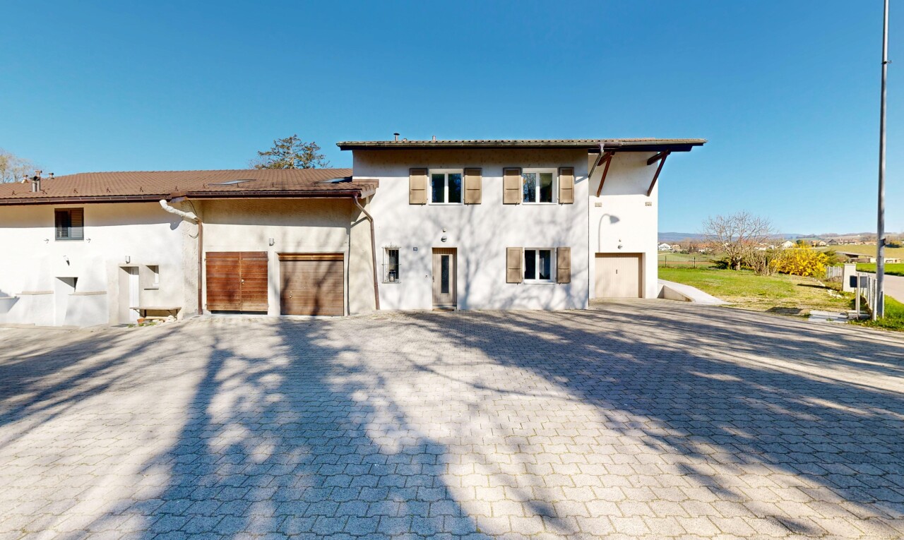 Renovated semi-detached house with private garden - 0
