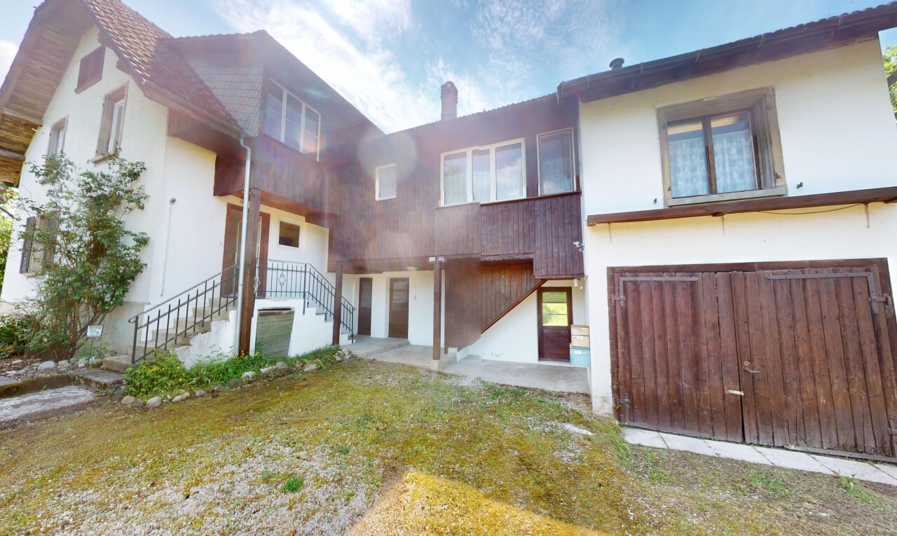 Zweifamilienhaus im Grünen mit 400 m² gewerblich nutzbarem Schuppen - 0