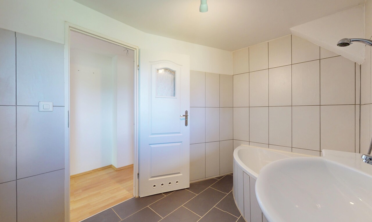 Zweifamilienhaus im Grünen mit 400 m² gewerblich nutzbarem Schuppen - 9