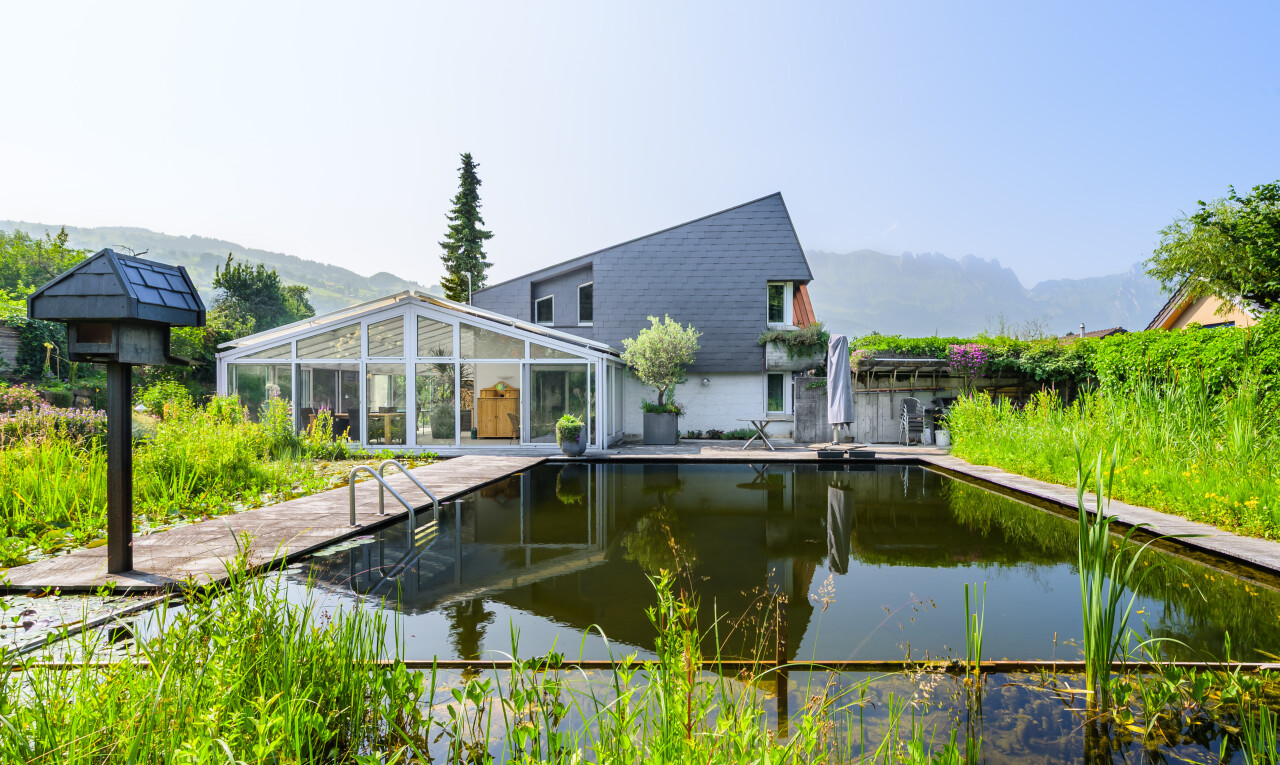 Exklusives EFH in Grabs mit Naturpool & Aussicht in Toplage - 1