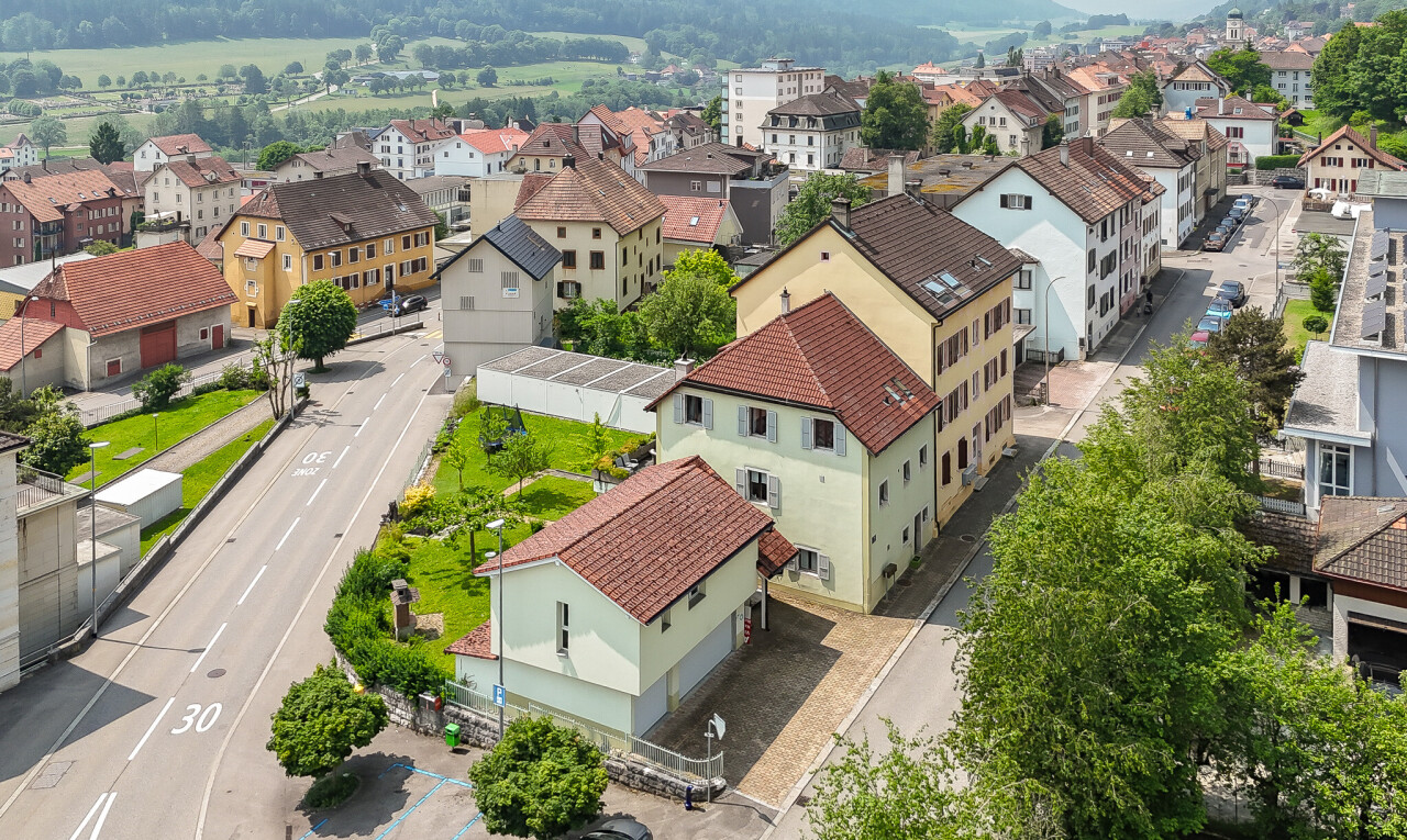 Großes Haus mit zwei Wohnungen + separaten Büros und Garagen - 0
