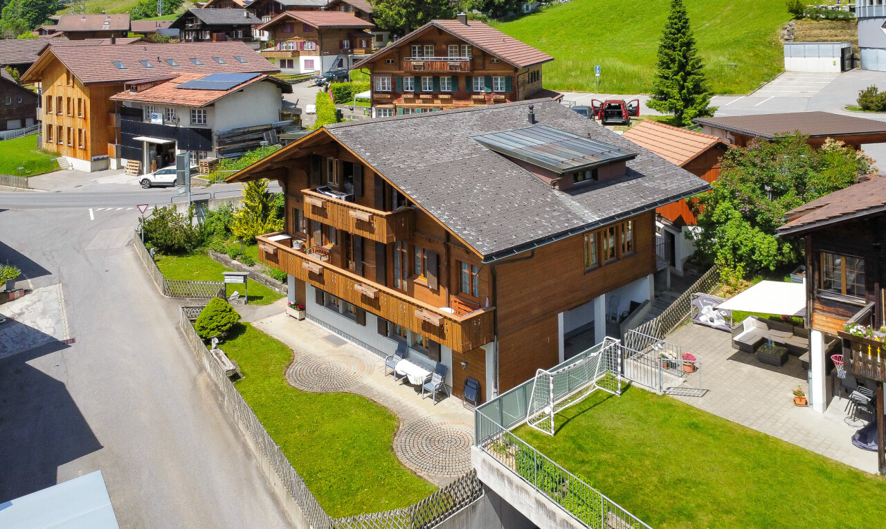 Sonnige Chalet-Wohnung mit Bergpanorama an zentraler Lage - 0