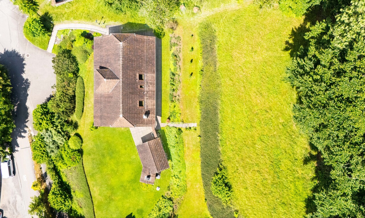 Grosszügiges Einfamilienhaus mit Weitblick und traumhaftem Garten - 0
