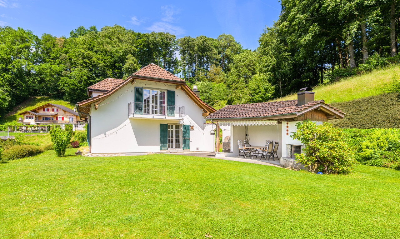 Grosszügiges Einfamilienhaus mit Weitblick und traumhaftem Garten - 2