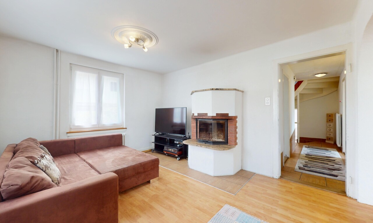 Einfamilienhaus 8Zi. mit separater Einliegerwohnung und Baulandreserve - 1