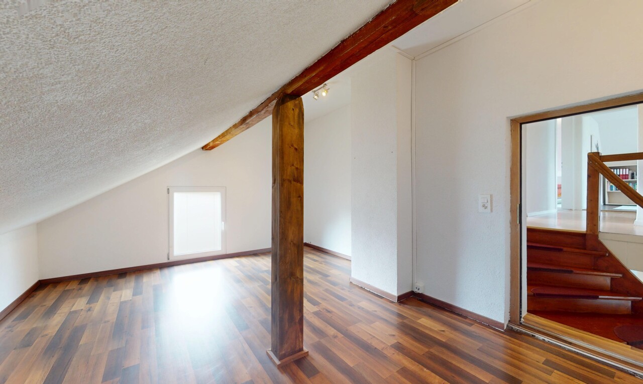 Einfamilienhaus 8Zi. mit separater Einliegerwohnung und Baulandreserve - 6