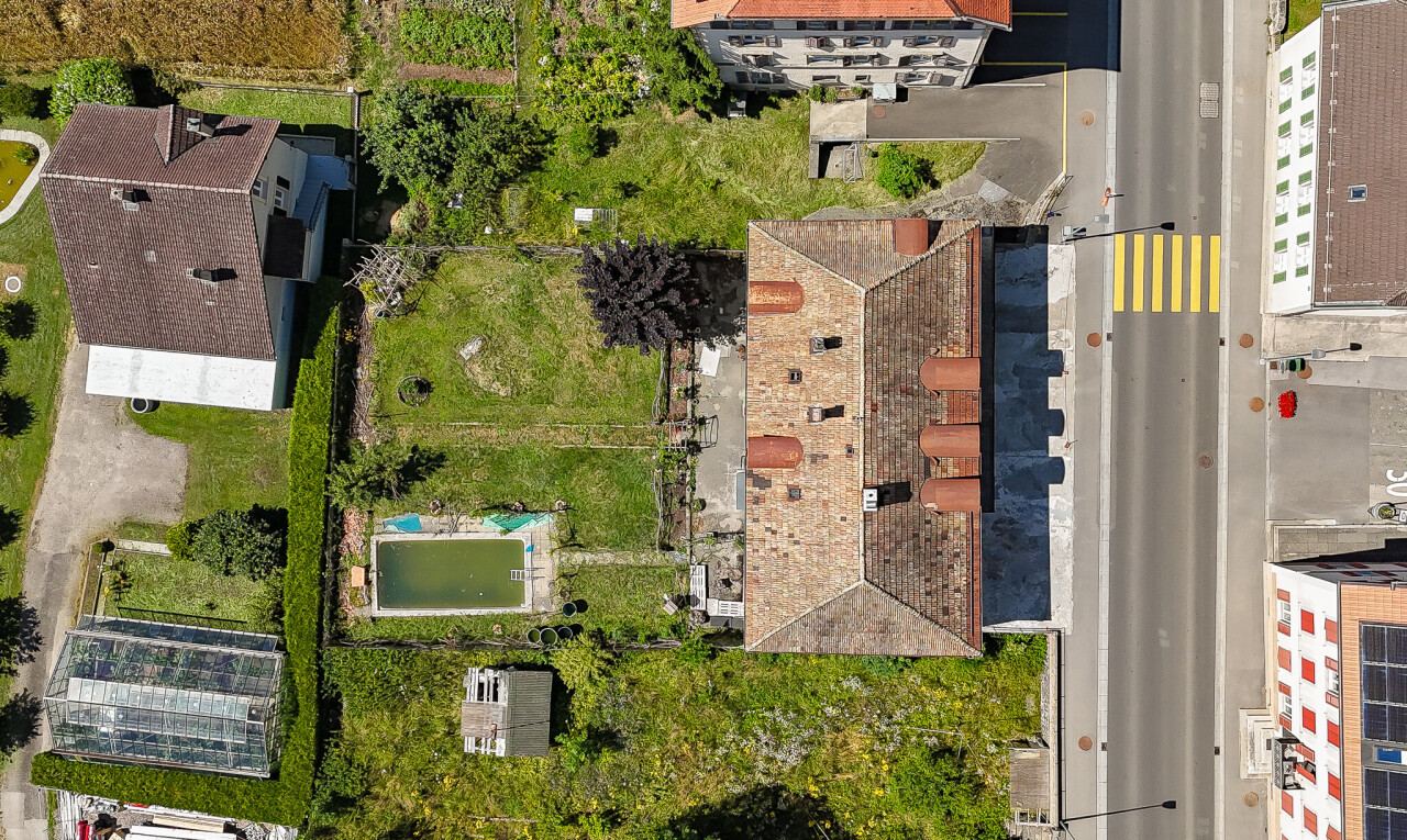 Unique building to renovate - Bright property with generous volumes - 2