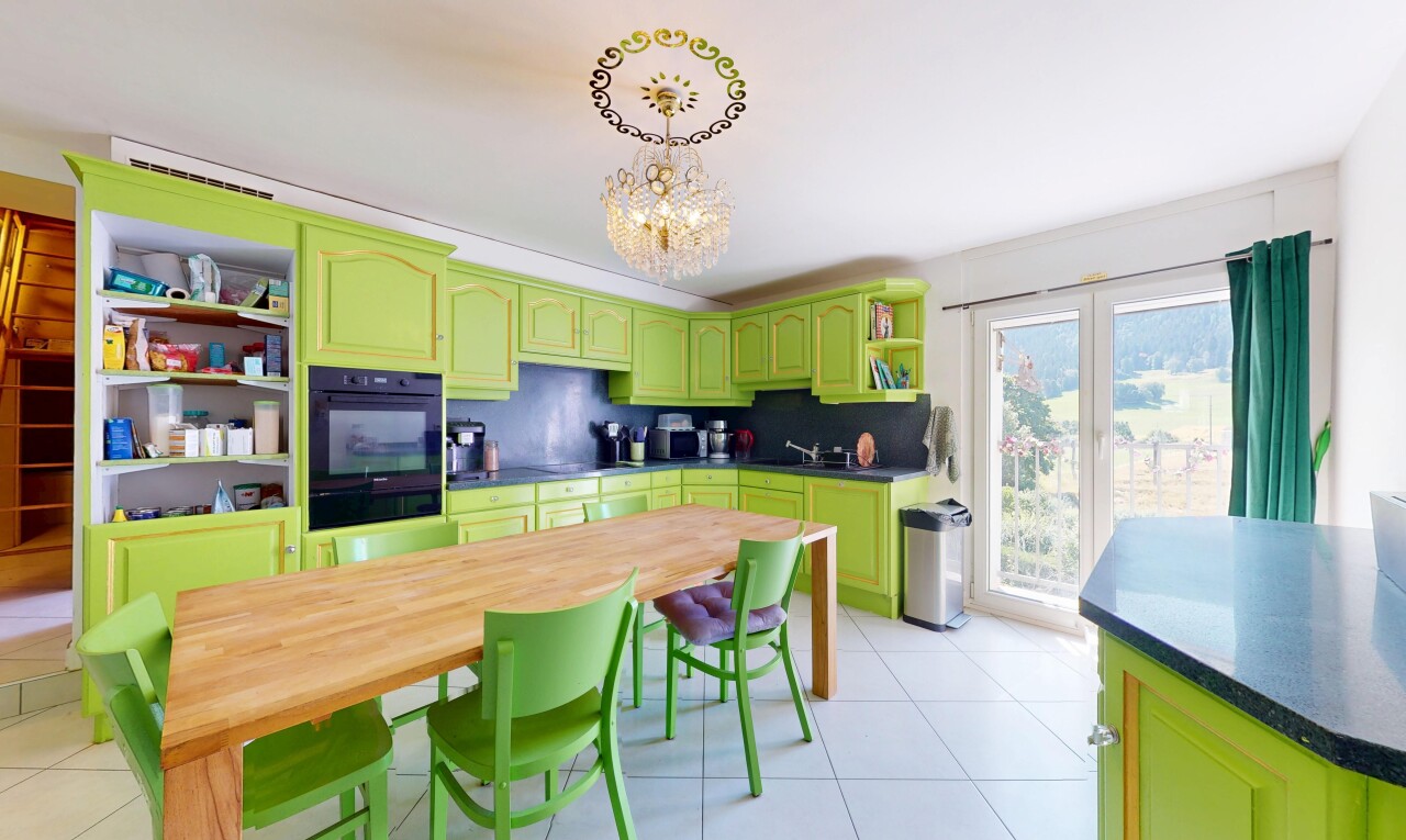 Unique building to renovate - Bright property with generous volumes - 7