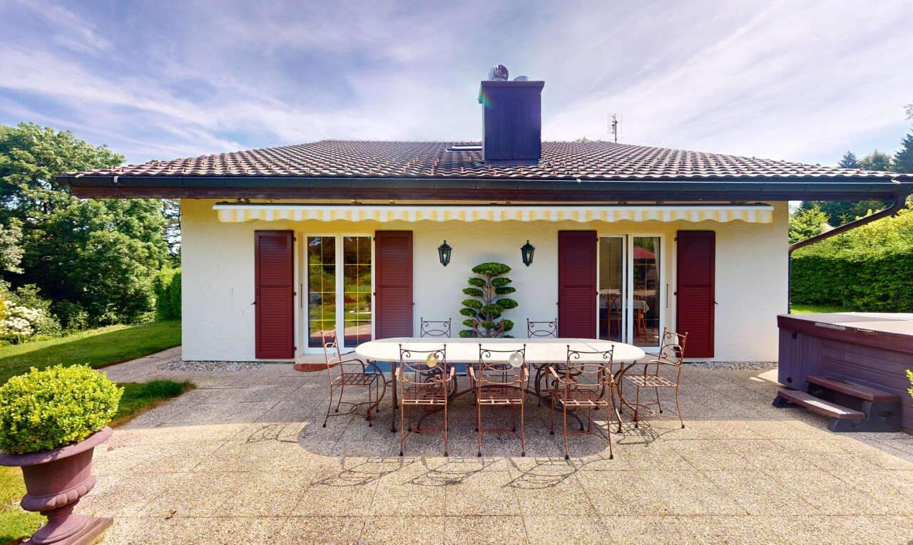 Außergewöhnliches Haus, großer Garten und bebaubares Grundstück! - 0