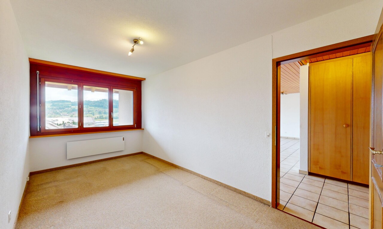 Helle 4.5-Zi.-Wohnung mit Aussicht, Cheminée und zwei Parkplätzen - 6