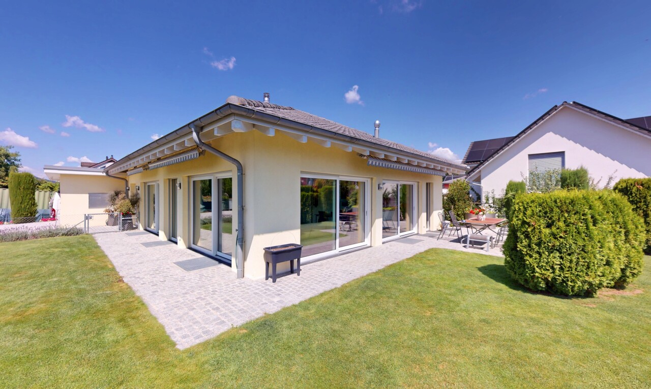 Elegantes Einfamilienhaus mit gepflegtem Garten und Einliegerwohnung - 0