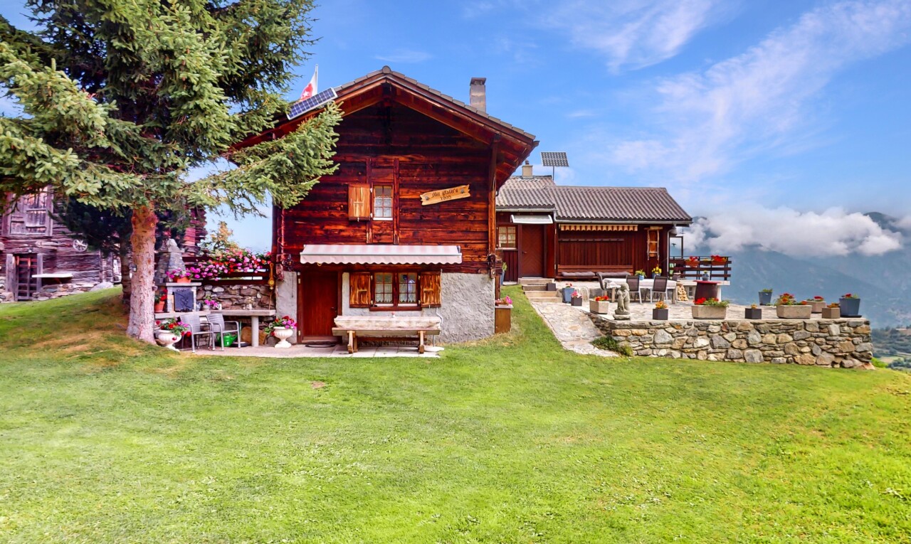Traumhaftes Chalet in Unterbäch mit viel Land und Sonne - 0