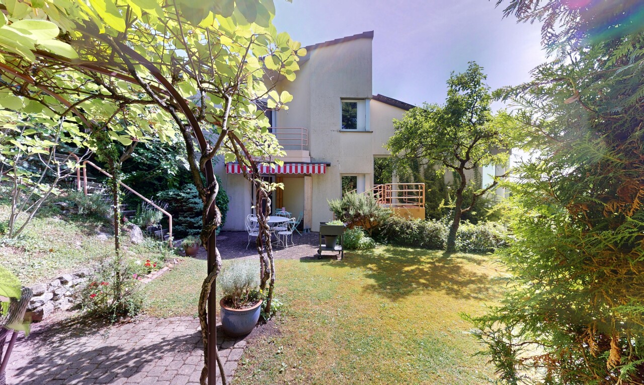 Familienhaus mit zwei Wohnungen und großem Garten mit Baumbestand - 0