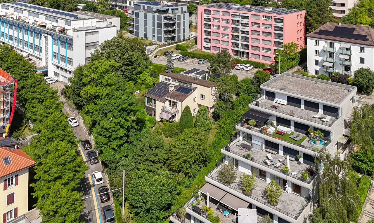Familienhaus mit zwei Wohnungen und großem Garten mit Baumbestand - 1