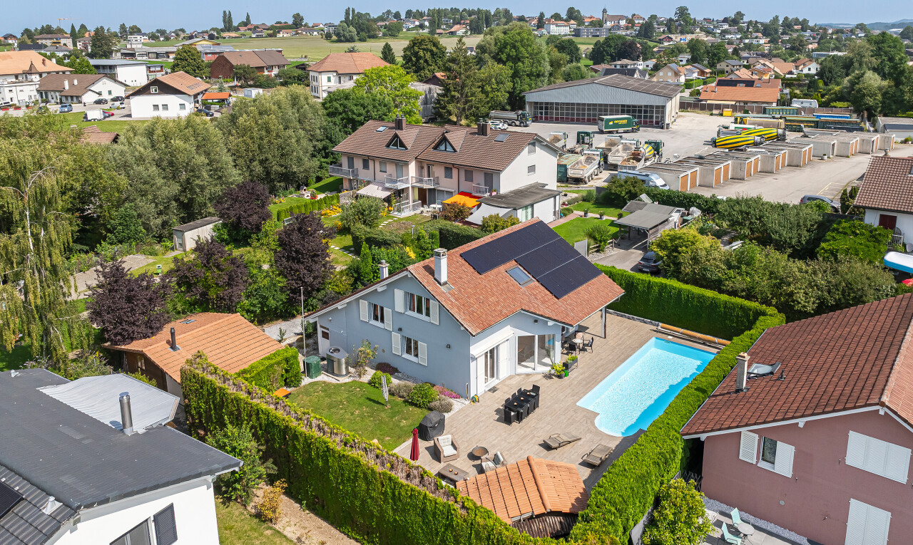 ARCHITEKTENVILLA MIT POOL IN RUHIGER UND GRÜNER UMGEBUNG - 0