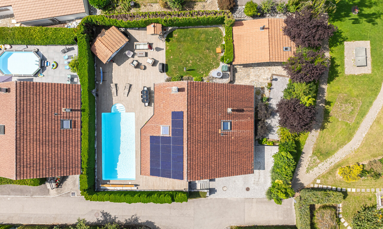 ARCHITEKTENVILLA MIT POOL IN RUHIGER UND GRÜNER UMGEBUNG - 1