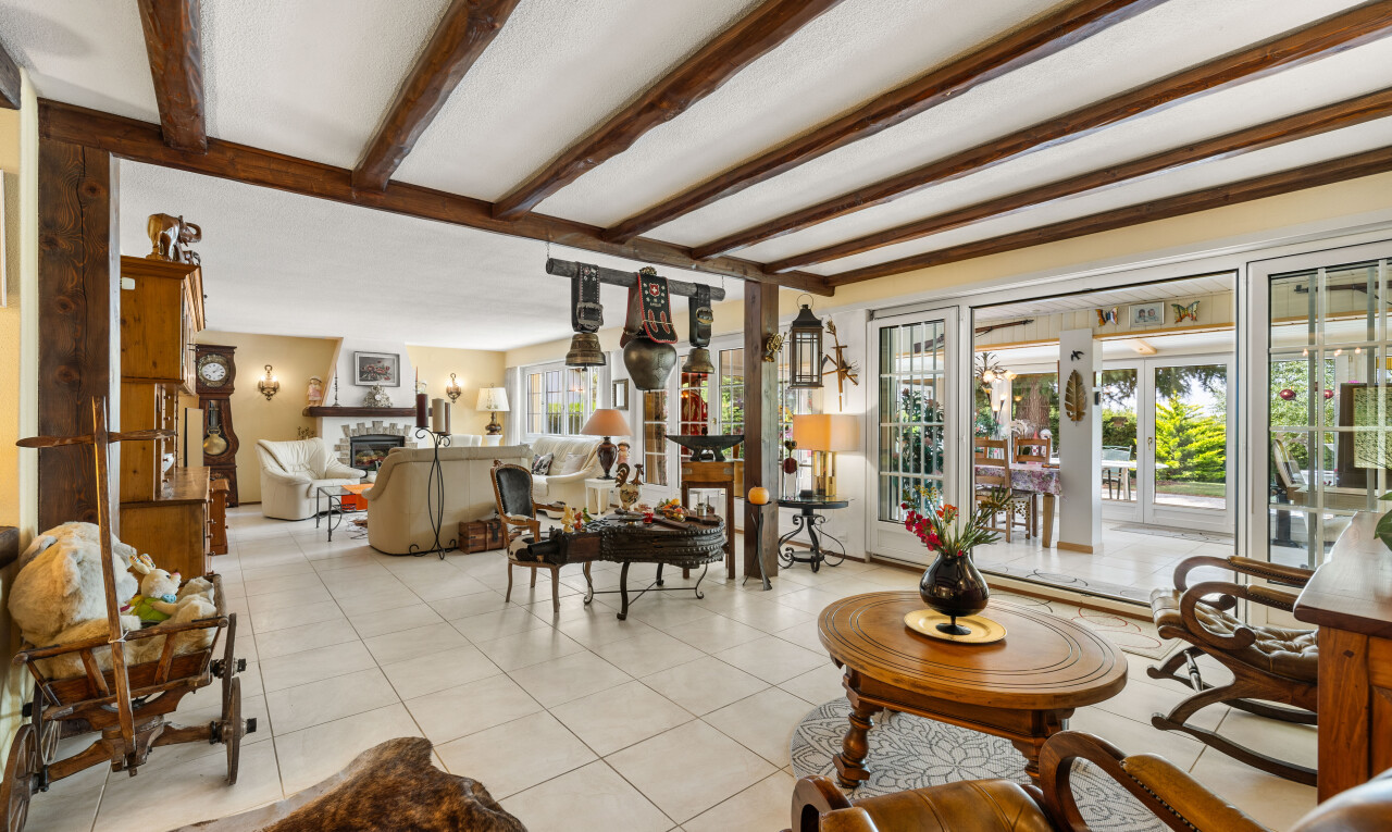 Spacious family home with double garage and 2,492 m² garden - 3