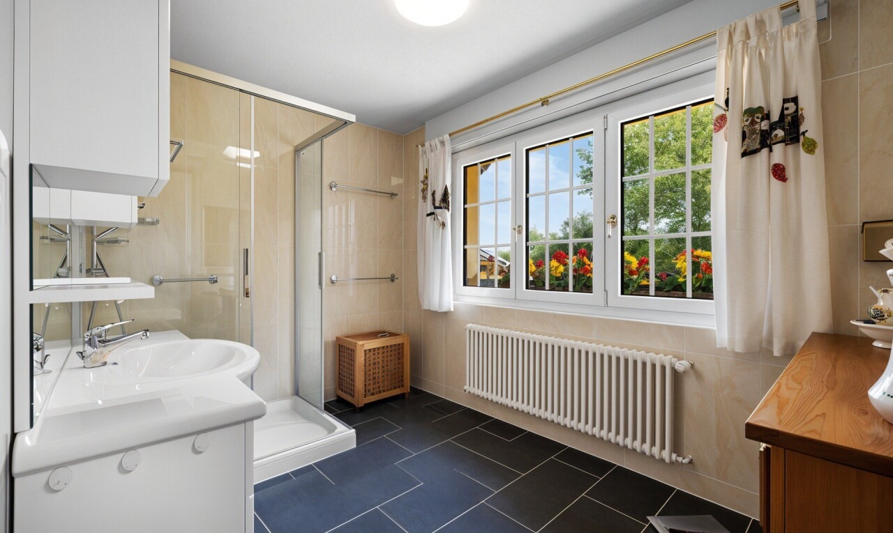Spacious family home with double garage and 2,492 m² garden - 9